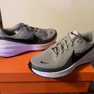 Nike Men's and Women’s Gray Running Shoes - UNISEX